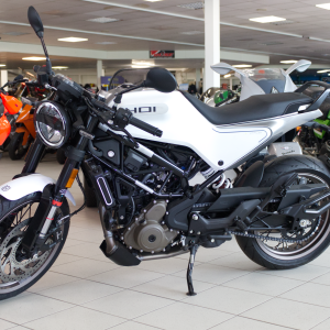 Husqvarna svartpilen 401 zijkant