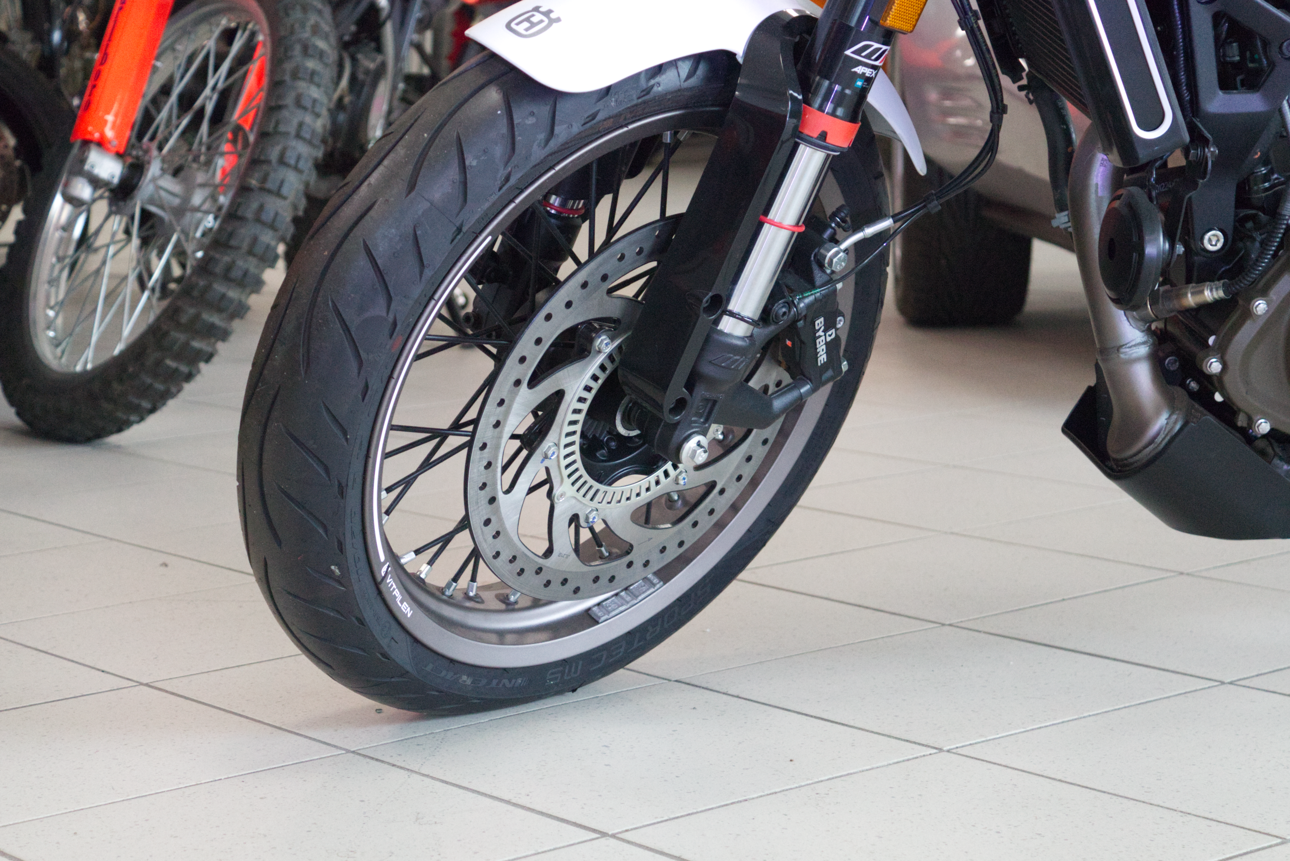 Husqvarna svartpilen 401 voorwiel
