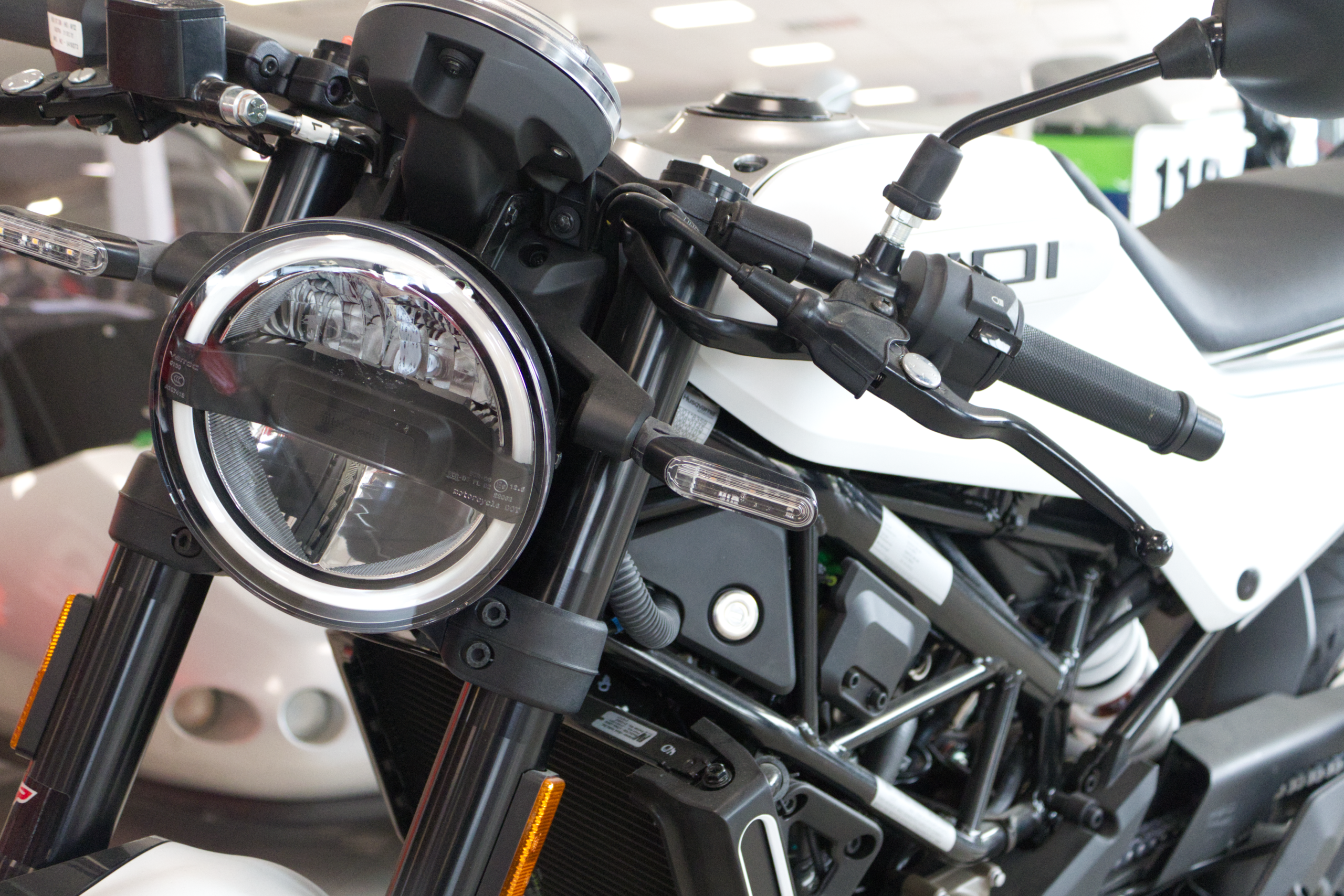 Husqvarna svartpilen 401 koplamp