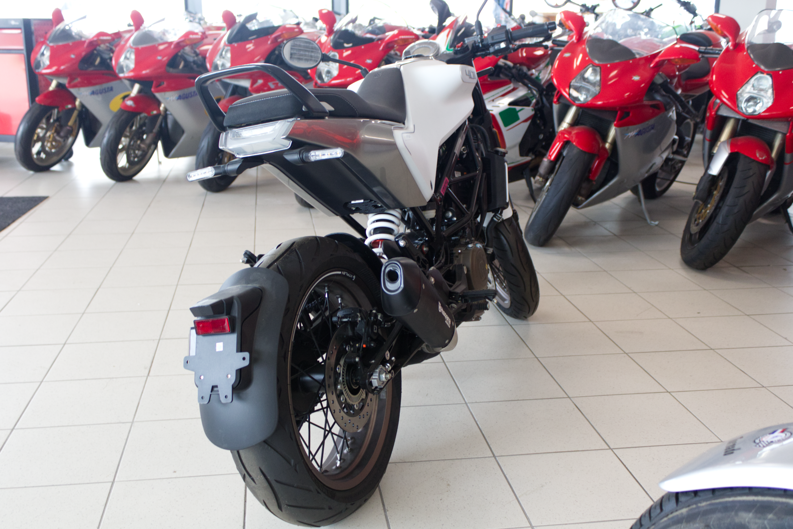 Husqvarna svartpilen 401 achterkant
